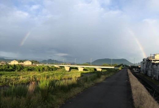 虹のかかった空の画像
