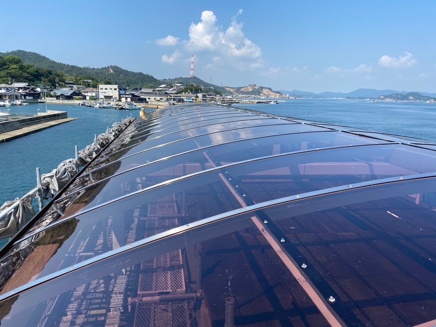 桟橋にあるポリカーボネート板でできた屋根