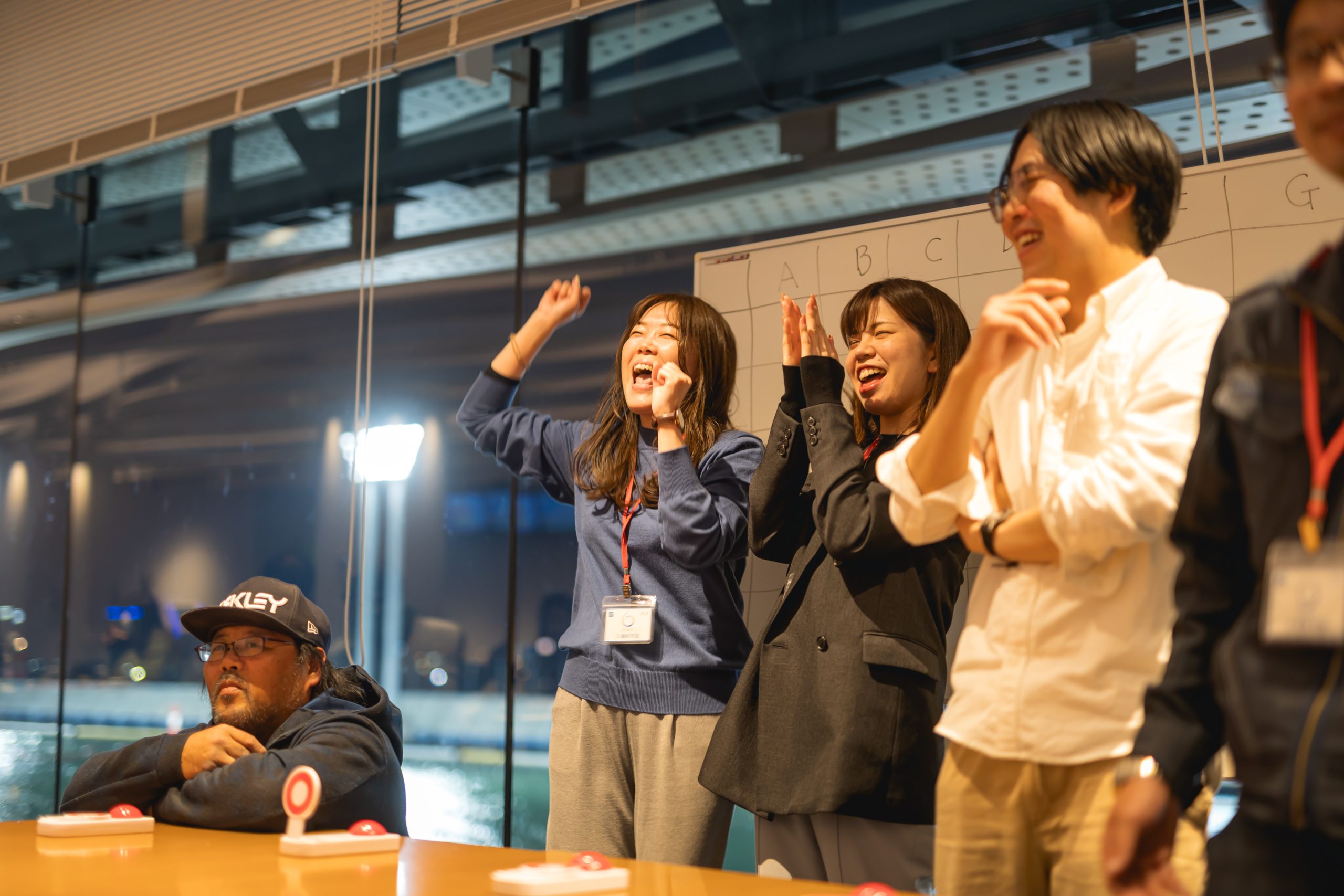 笑顔で喜ぶ人たちの写真