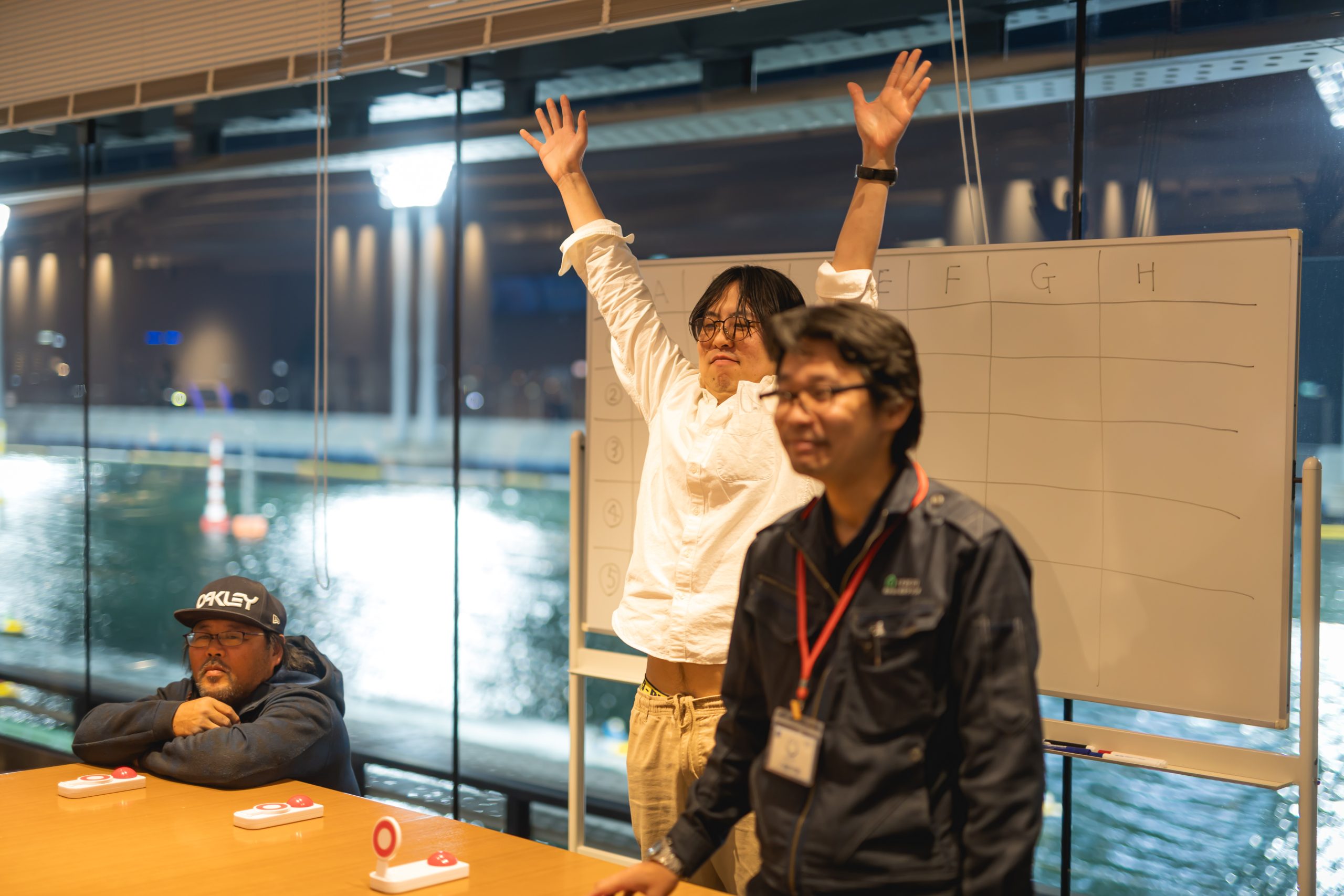 笑顔で喜ぶ人たちの写真