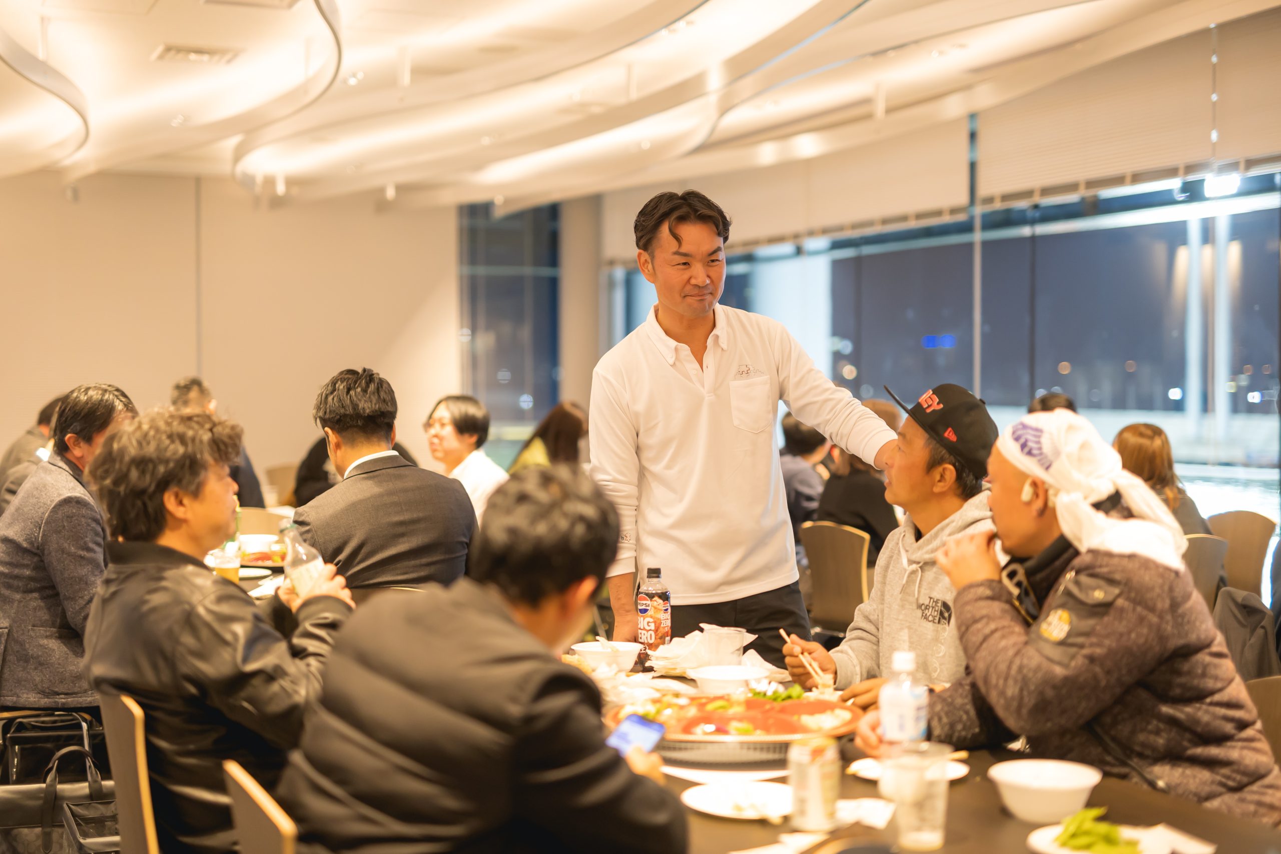 With株式会社代表の中井恭平が歩き回っている様子