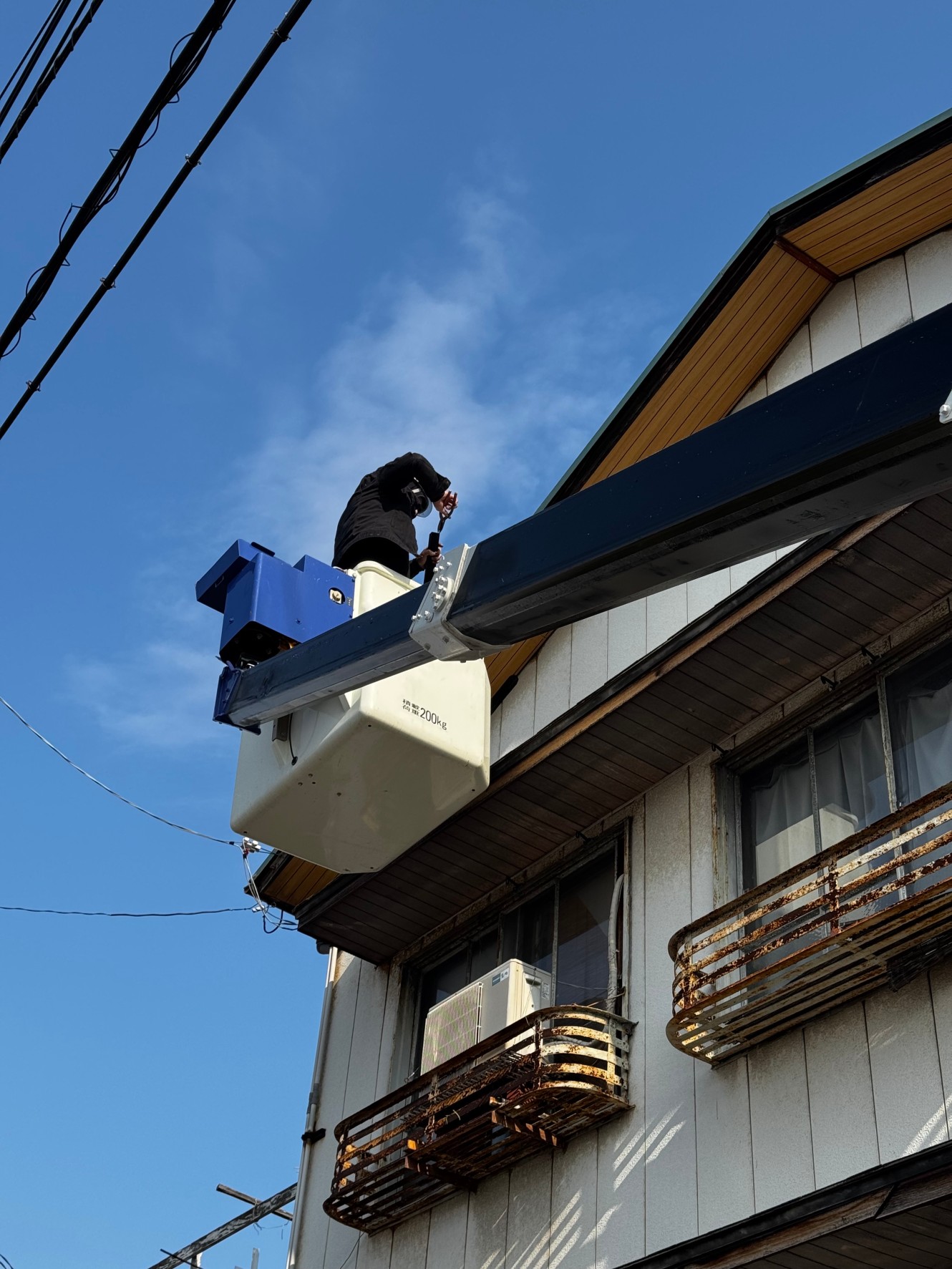 高所作業車での作業の様子