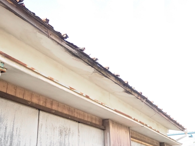 朽ちた軒天の画像