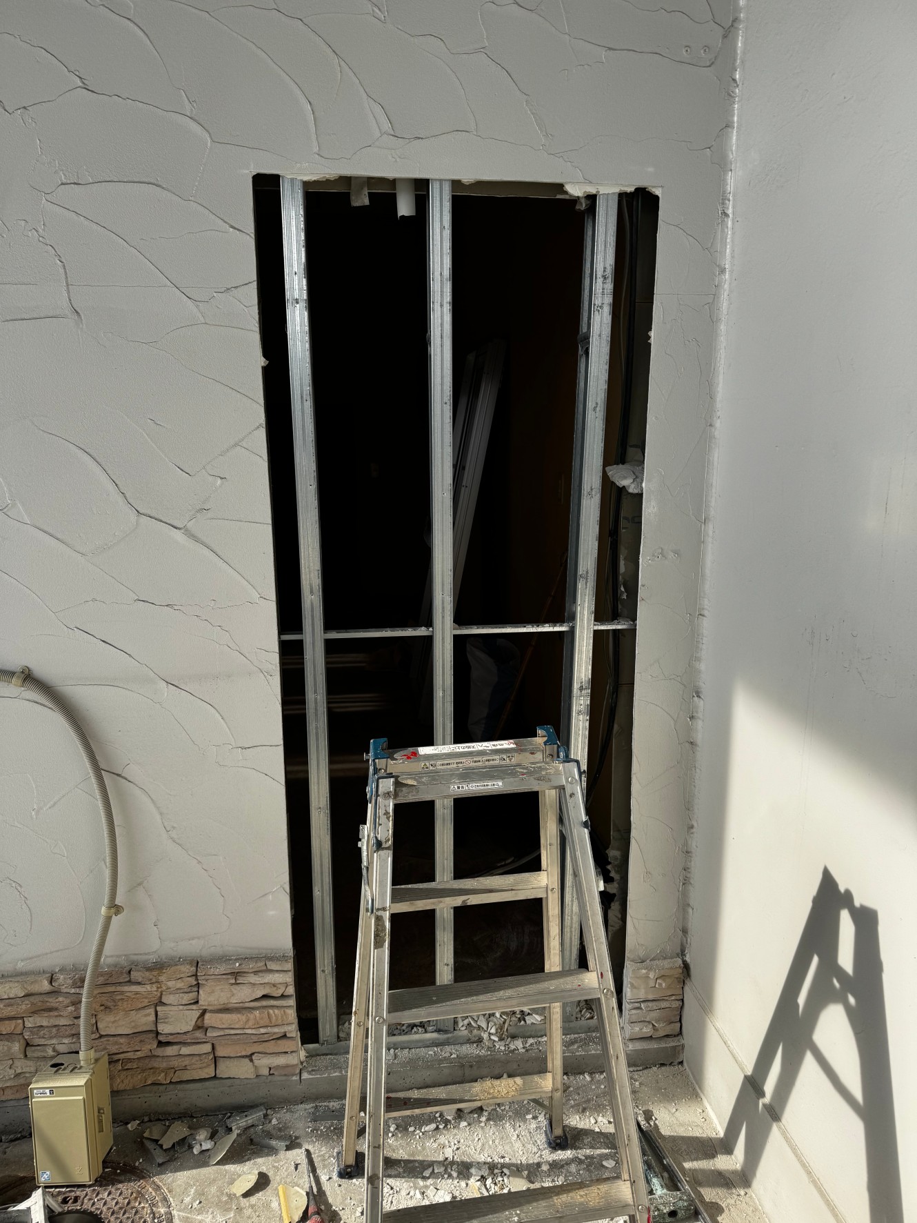 施工のために穴を開けた壁
