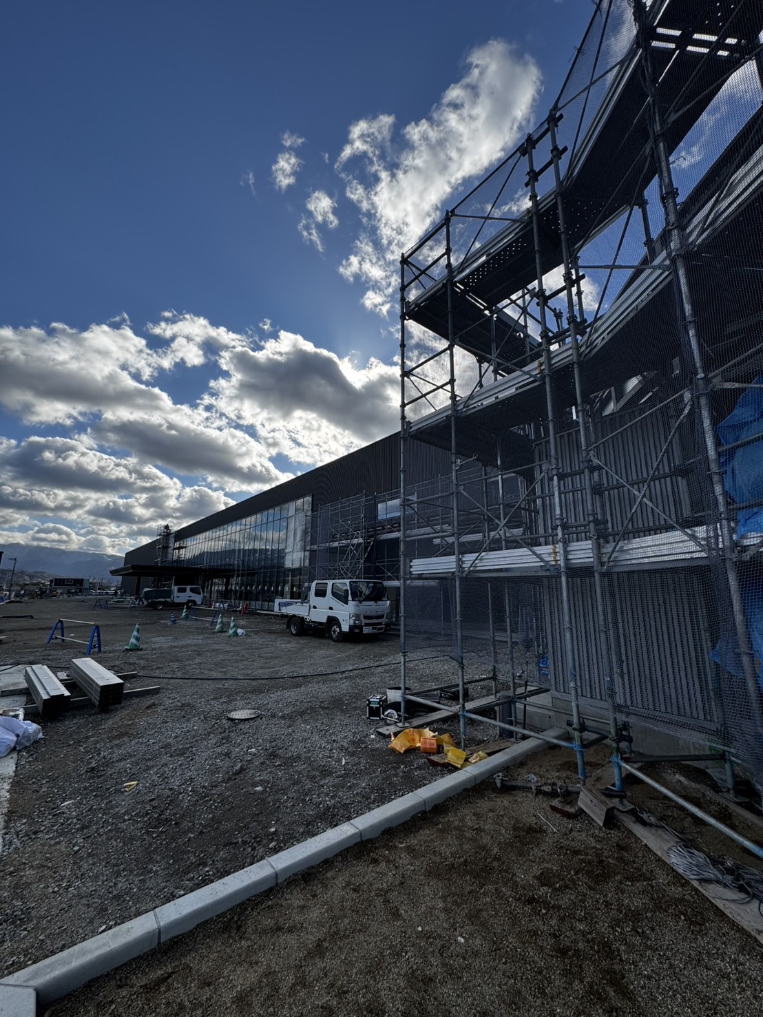 足場が組まれた巨大な建物