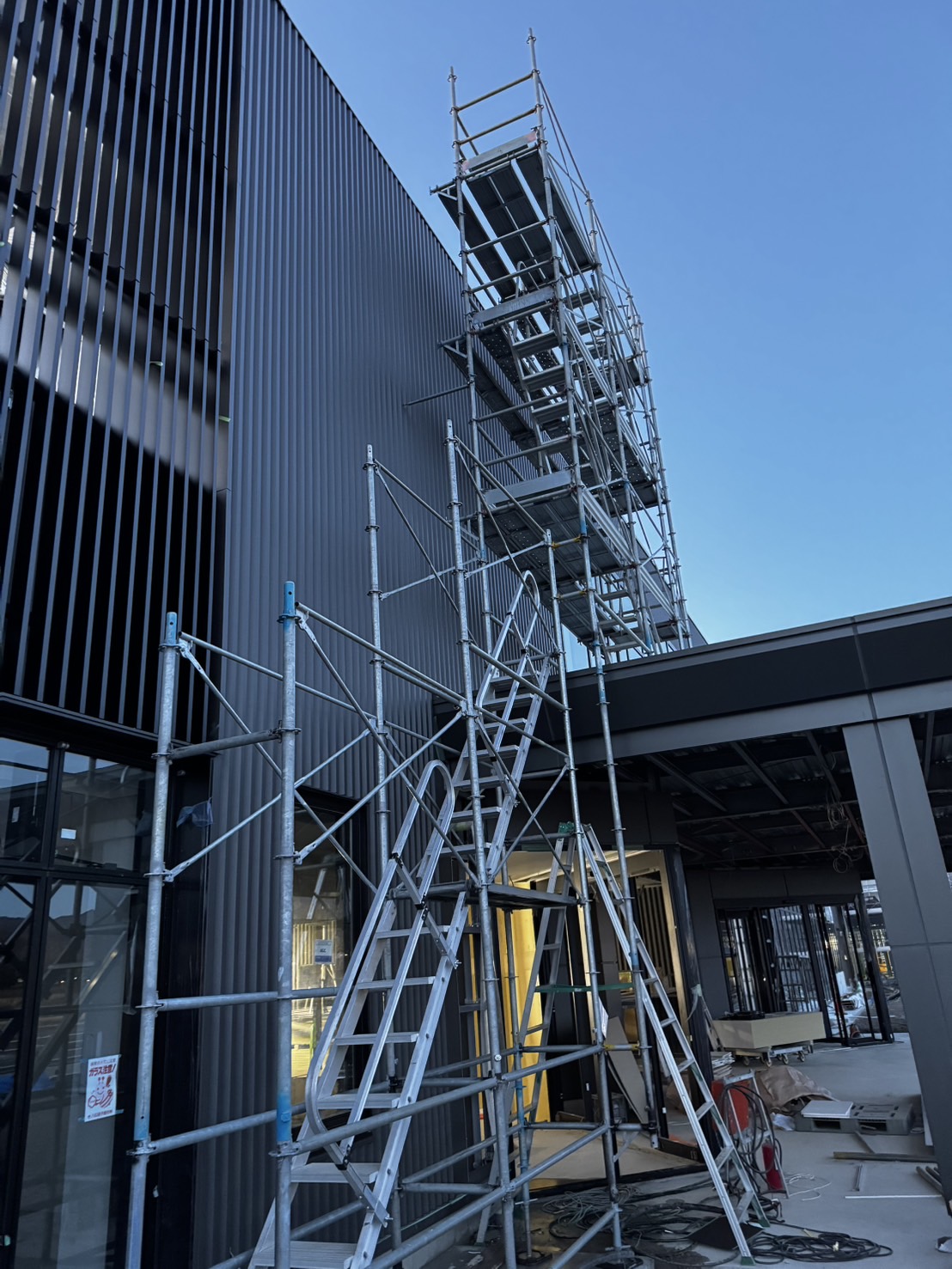 建物の屋上まで設置された足場