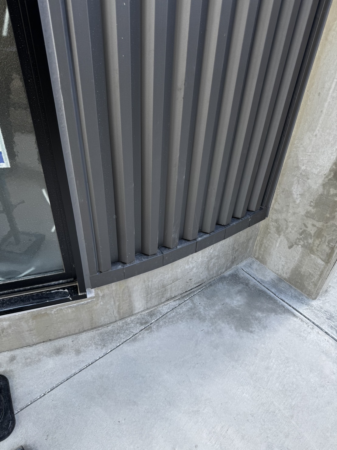 鋼板とコンクリートのつなぎ目