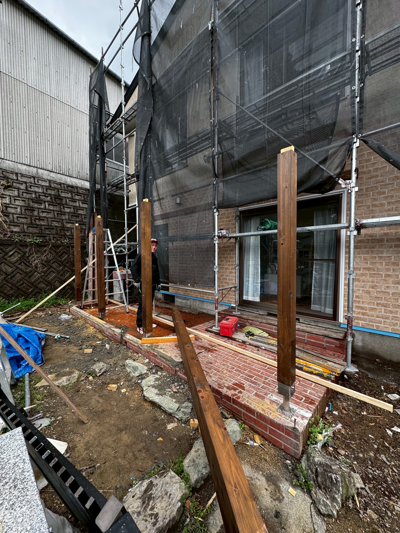 テラス施工の作業の様子