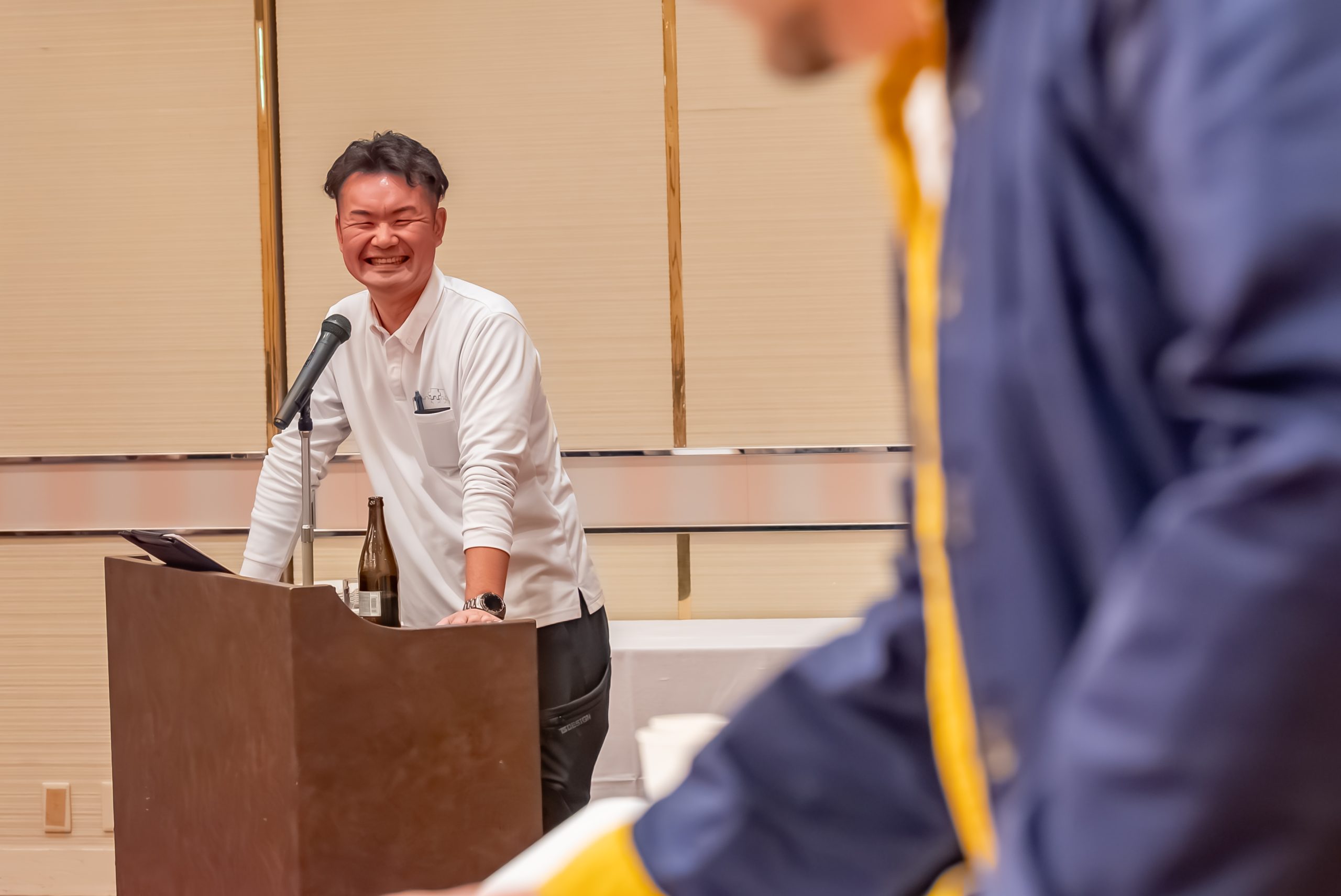 司会をするWith株式会社代表の中井恭平