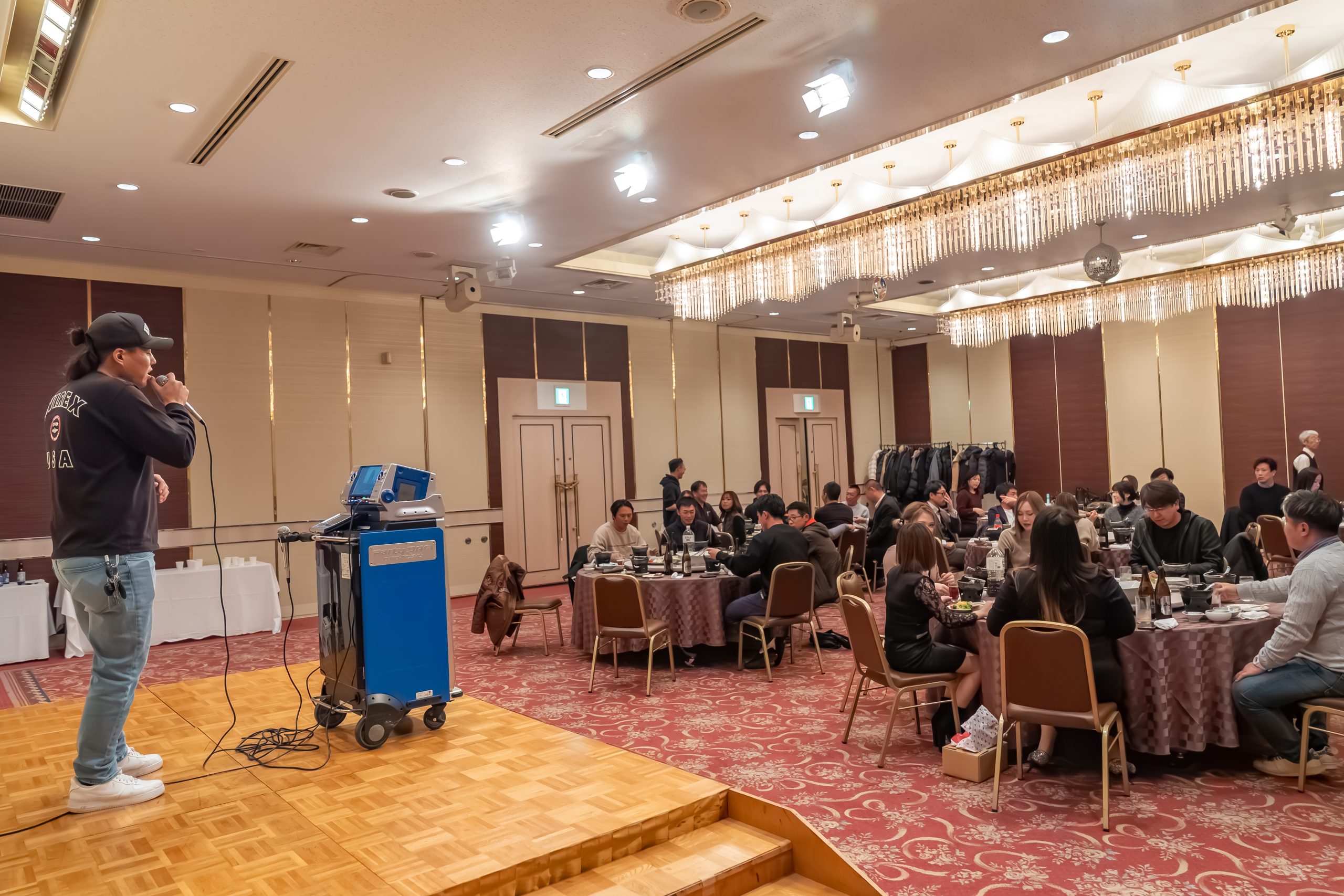 With株式会社の忘年会でのカラオケ大会の様子